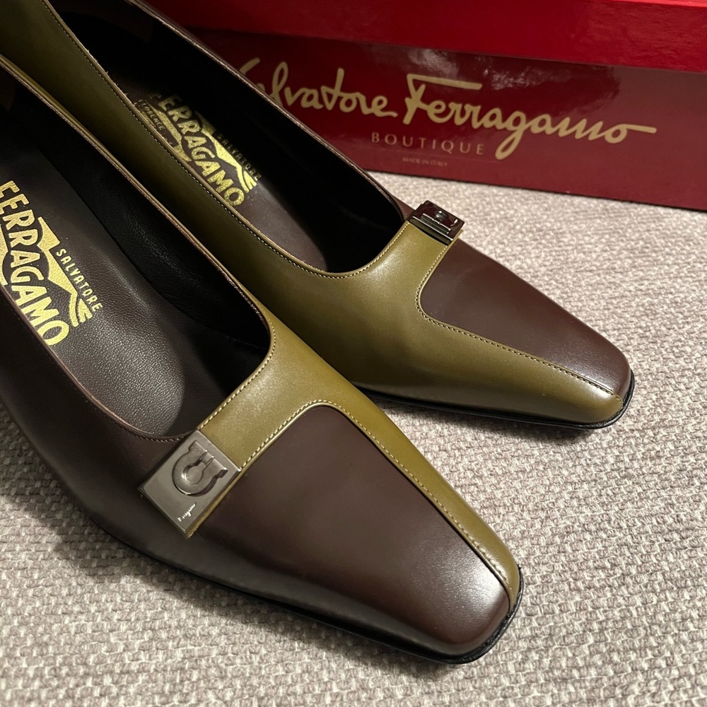 ♦️SOLD♦️Salvatore Ferragamo Olive and Brown Leather Pumps